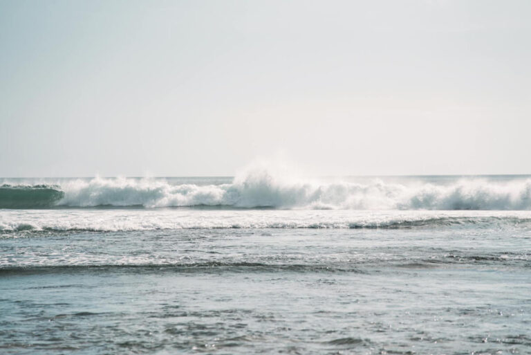 moody fotograph of ocean waves, warm athmoshpere